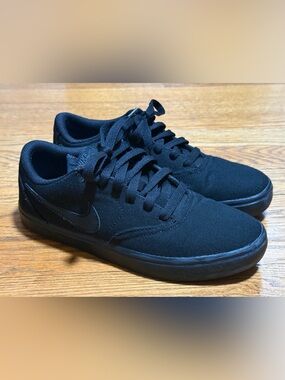 Women’s (6) Nike SB Check Solarsoft Canvas Sneakers in Triple Black Colorway